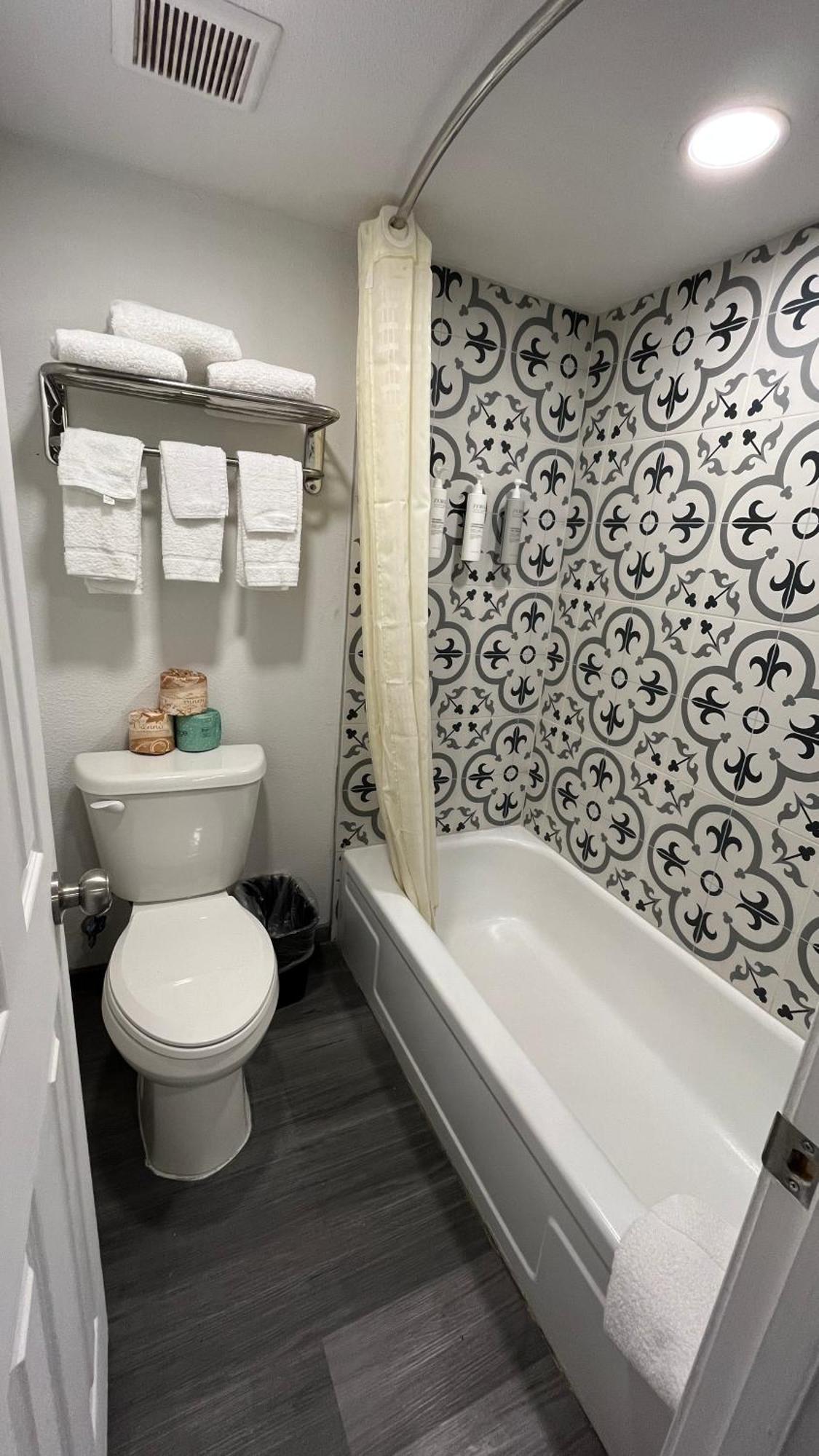 Town Place Studio Apartment Snyder Екстер'єр фото